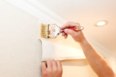 Pose de papier peint à Trézény — revêtements muraux et toiles de verre